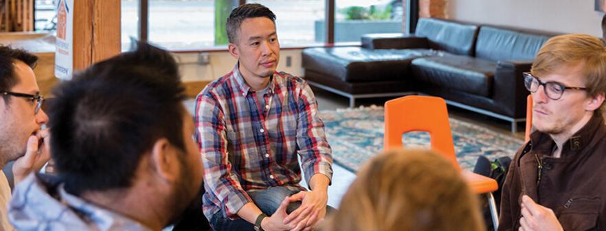 西雅图 Pacific Seminary professor Dr. David Leong listening to a student in his seminary class.